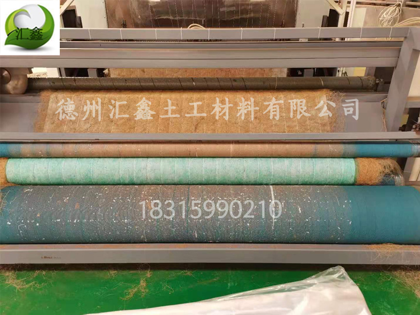 四川赵经理订购一万平方米带草籽的椰丝毯生产